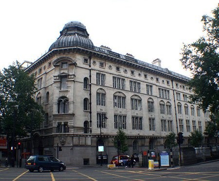 学习服装设计你会选择哪些英国服装设计学院？排名谁靠前？