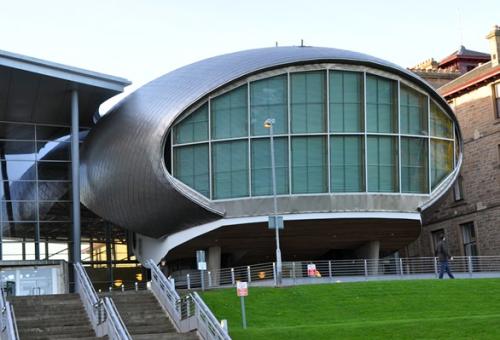 英国爱丁堡龙比亚大学商学院排名很好吗？