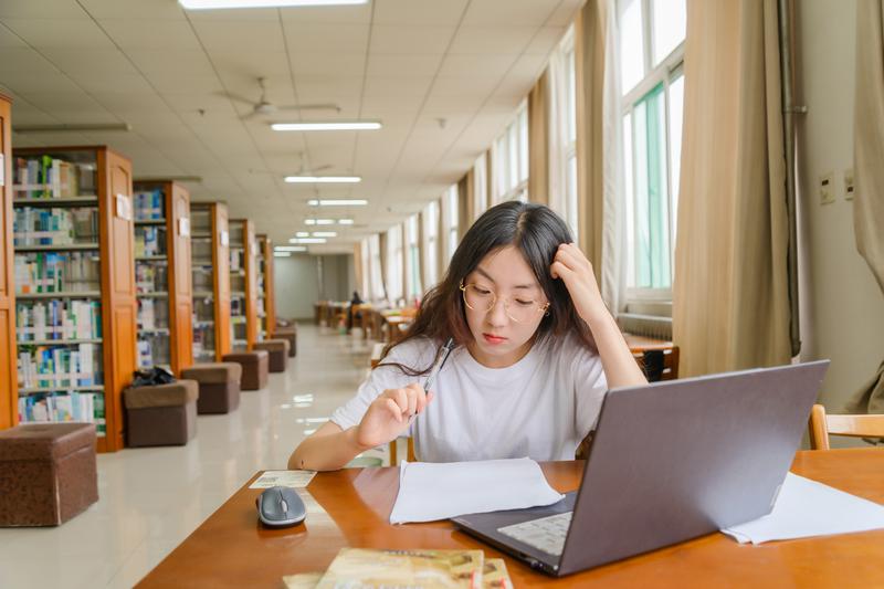 加拿大西蒙菲莎大学上研究生学费一年要多少？