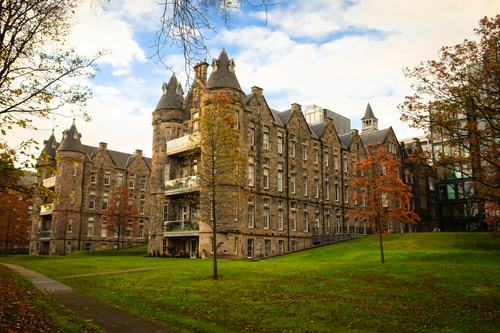 格拉斯哥大学和爱丁堡大学哪个好？