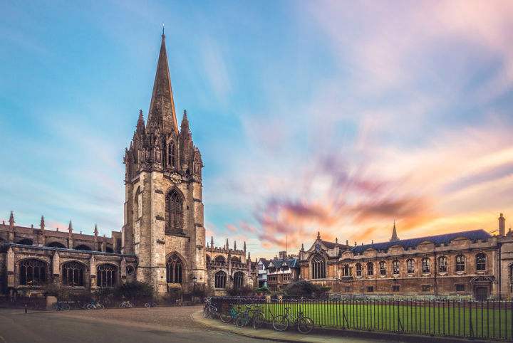 英国牛津大学一年的学费多少人民币？