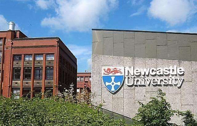 英国纽卡斯尔大学和利兹大学哪个好？
