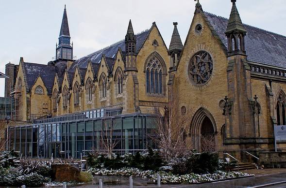 英国纽卡斯尔大学和利兹大学哪个好？