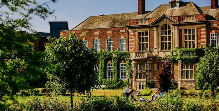 留学费用大揭秘：英国赫尔大学学费多少钱